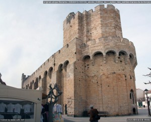L'église telle qu'elle se dresse aujourd'hui date des XIe et XIIe siècles, les deux dernières travées ayant toutefois été refaites en partie (partie supérieure des murs et toit) au milieu du XVIIIe siècle. Le clocher a subi de son côté de nombreuses réfections, l'état actuel datant de 1901. Elle est dédiée aux Saintes Marie Jacobe et Marie Salomé (deux saintes de la famille directe de Jésus). Edifiée sur l'emplacement d'un sanctuaire déjà célèbre au 6e siècle, elle a été fortifié pour protéger les précieuses reliques présumées des saintes (ainsi que peut-être aussi les habitants du pays) contre les Sarrasins. Dans la crypte se trouve la statue de Sainte Sara, la patronne des Gitans.